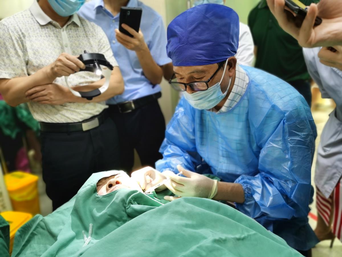 魏國(guó)祥院長(cháng)現場示教——GPS時光針治療.jpg 魏國(guó)祥院長(cháng)現場示教——GPS時光針治療.jpg