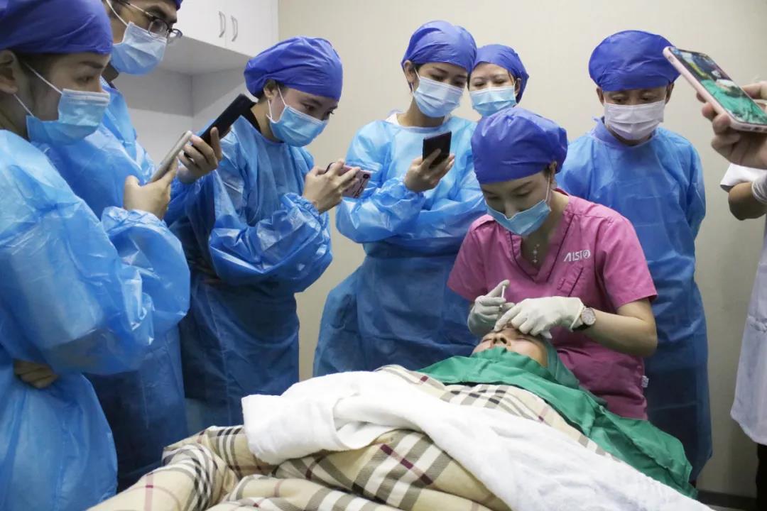 林秋蓉院長(cháng)現場示教——PRF治療.jpg 林秋蓉院長(cháng)現場示教——PRF治療.jpg