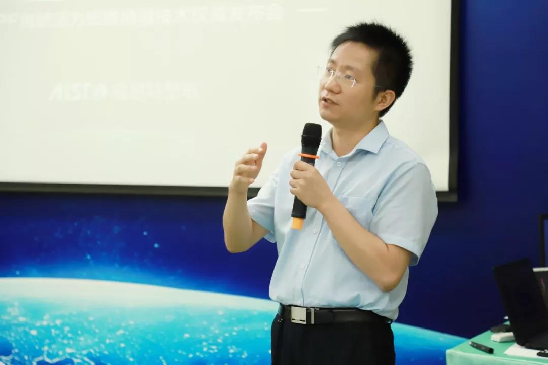 易成(chéng)剛教授.jpg 易成(chéng)剛教授.jpg