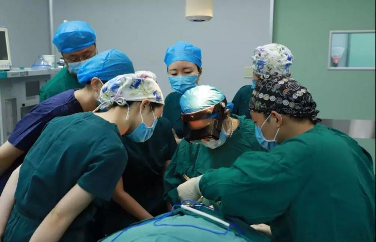 劉輔蓉教授在爲求美者進(jìn)行修複手術.jpeg 劉輔蓉教授在爲求美者進(jìn)行修複手術.jpeg