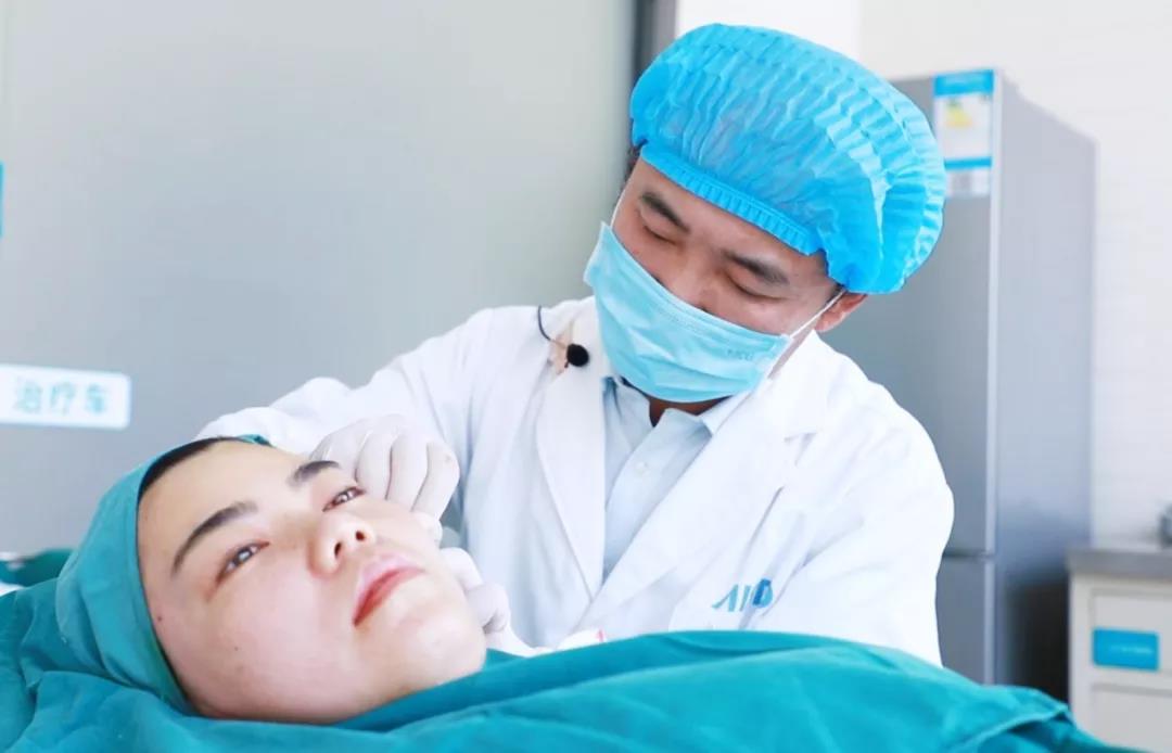 王孟剛院長(cháng)面(miàn)部線雕實操演示.jpg 王孟剛院長(cháng)面(miàn)部線雕實操演示.jpg