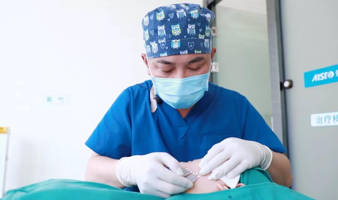 胡文好(hǎo)院長(cháng)線肽嬰兒肌實操演示.jpg 胡文好(hǎo)院長(cháng)線肽嬰兒肌實操演示.jpg