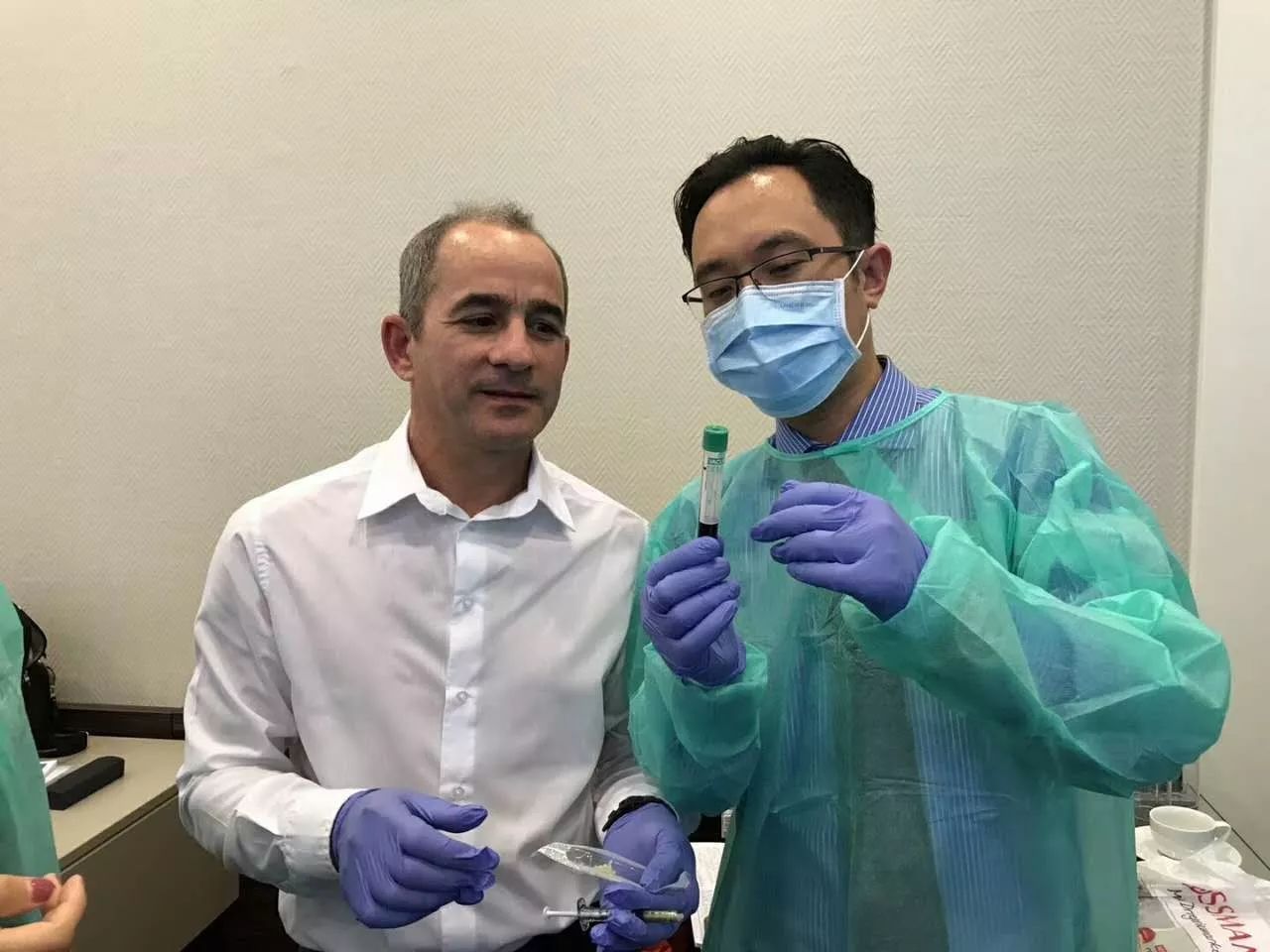 黃安華主任與Prof. Martinez現場實操CGF提取過(guò)程.jpeg 黃安華主任與Prof. Martinez現場實操CGF提取過(guò)程.jpeg