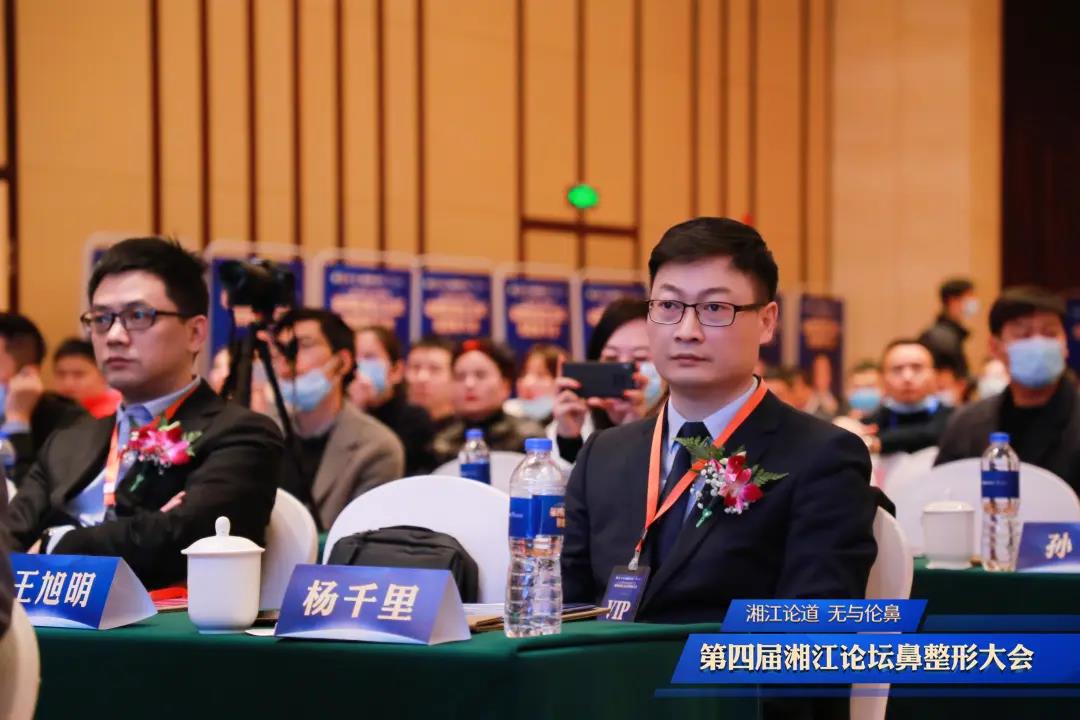 8.楊千裡(lǐ)主任受邀擔任本次大會特邀主持人.jpg 8.楊千裡(lǐ)主任受邀擔任本次大會特邀主持人.jpg